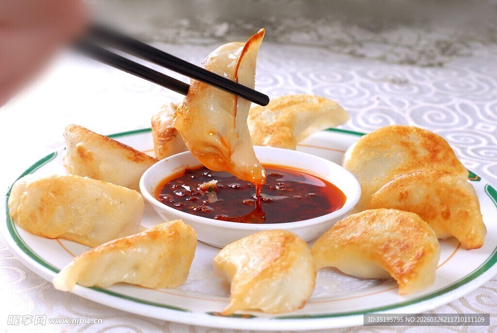 蘸酱煎饺诱人美食