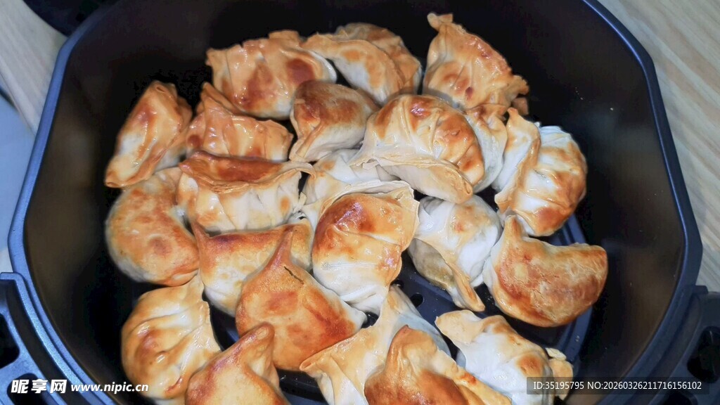 锅中烹饪的美味鸡肉块