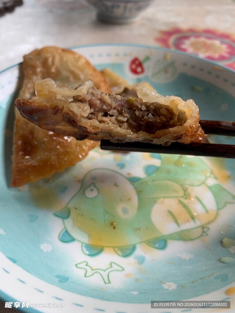 筷子夹起盘中美味鸭肉