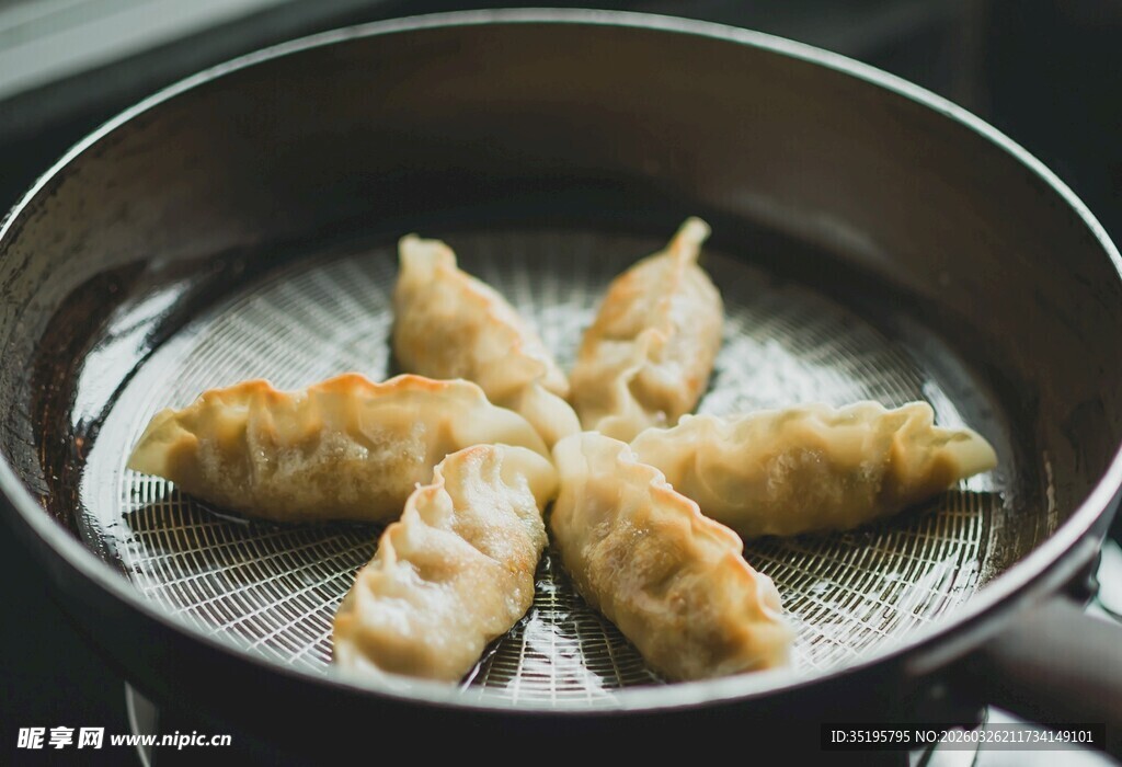 锅中煎制的美味饺子