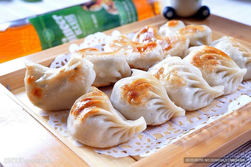 美味煎饺摆放在木托盘上