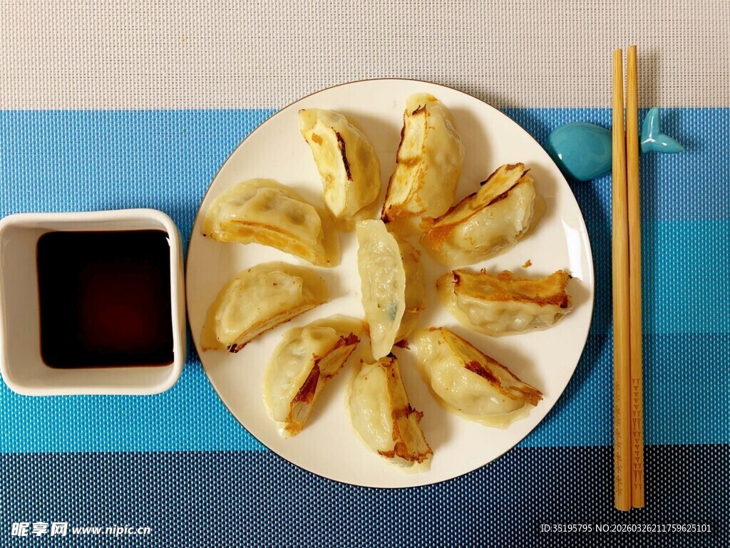 一盘饺子配蘸料与筷子