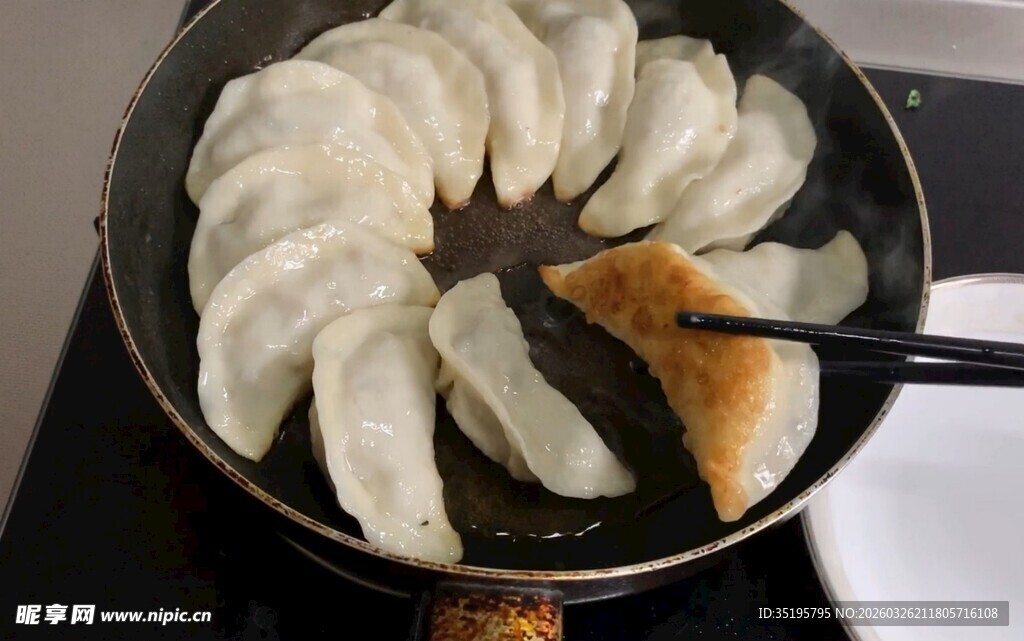 锅中煎制的美味饺子