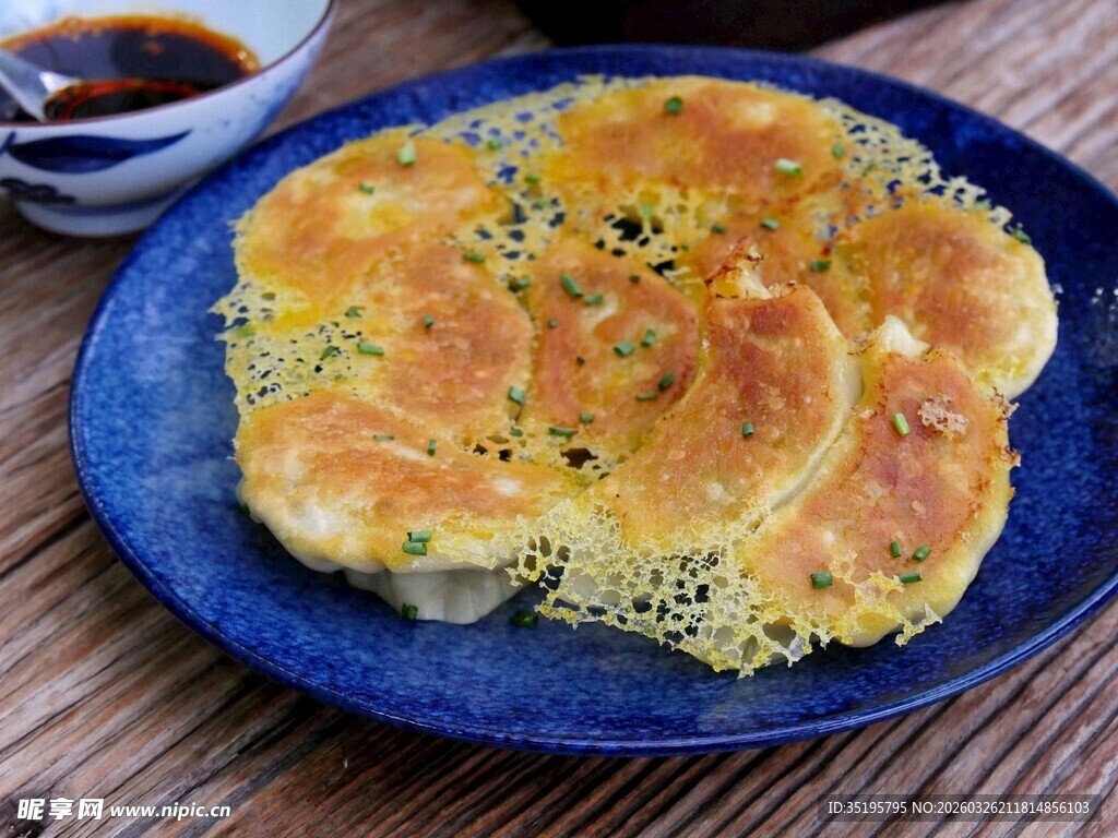 美味鸡蛋饼摆放在蓝色盘上