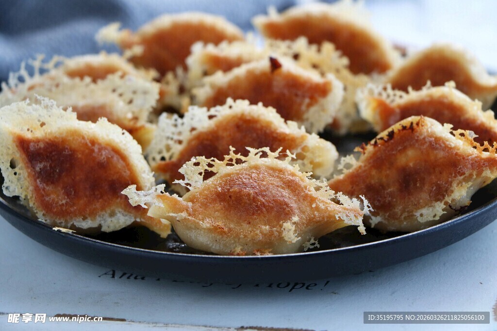 美味煎饺撒芝麻诱人