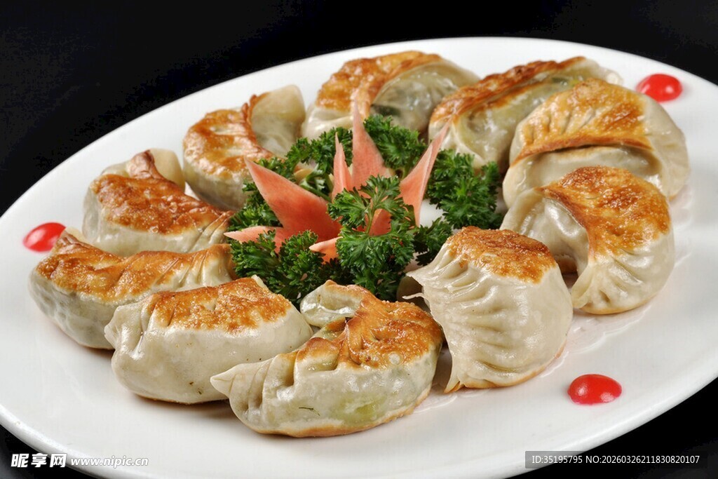 美味煎饺摆盘精致诱人