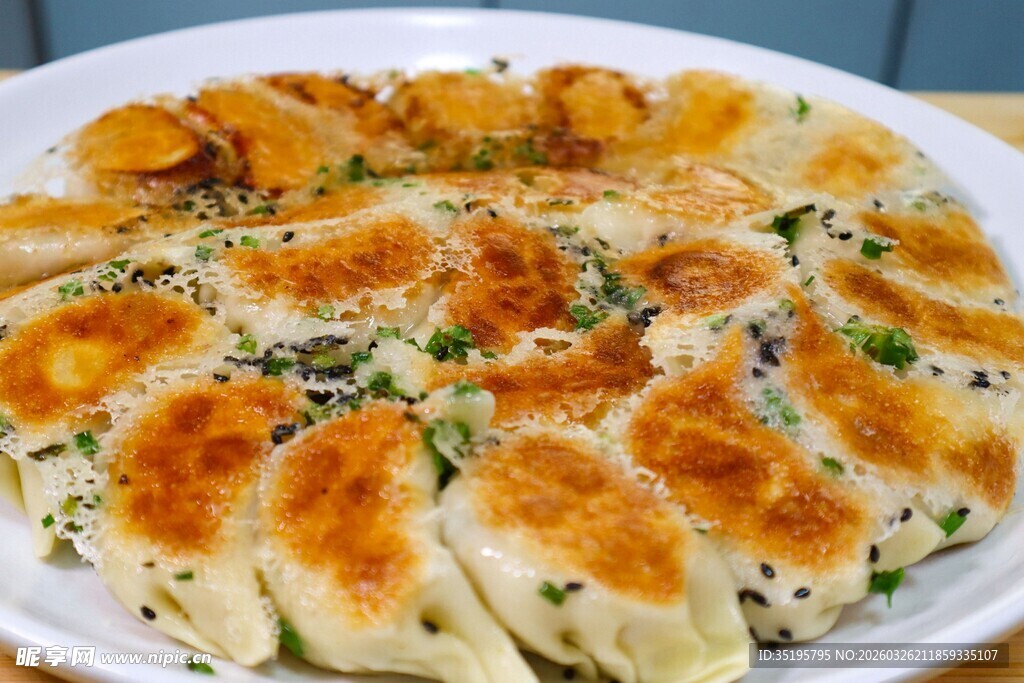 美味煎饺摆放在盘中