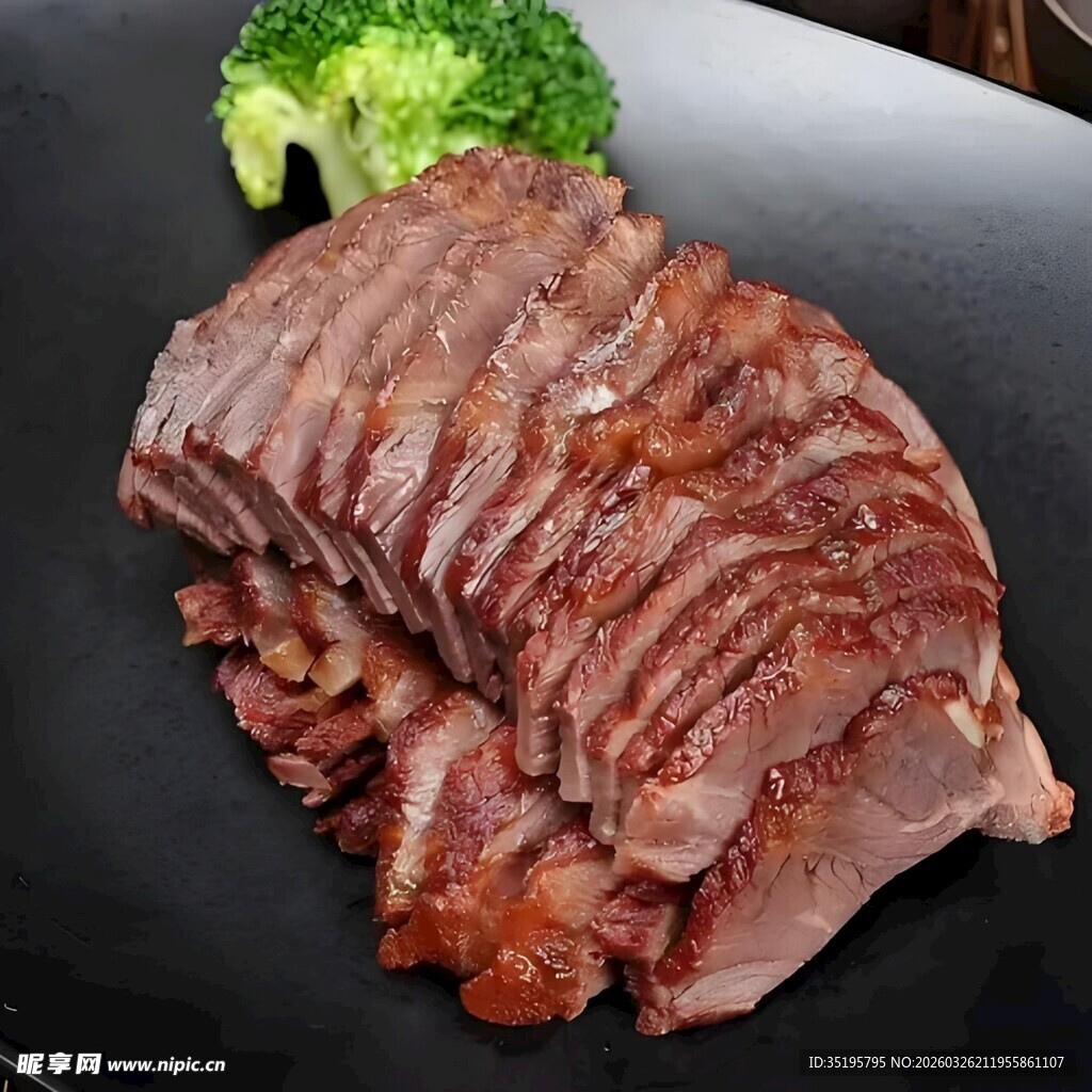 美味多汁牛排配绿色西兰花