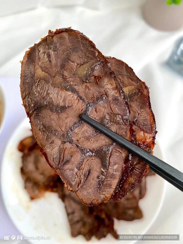 筷子夹起的美味熟牛肉