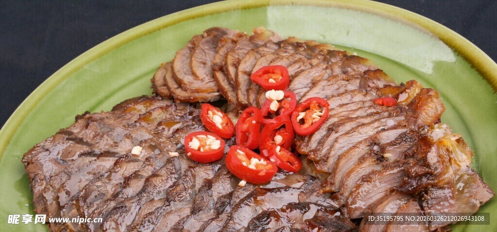 酱牛肉配红椒摆盘