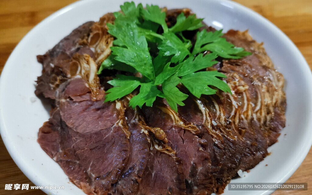 美味熟牛肉配新鲜欧芹