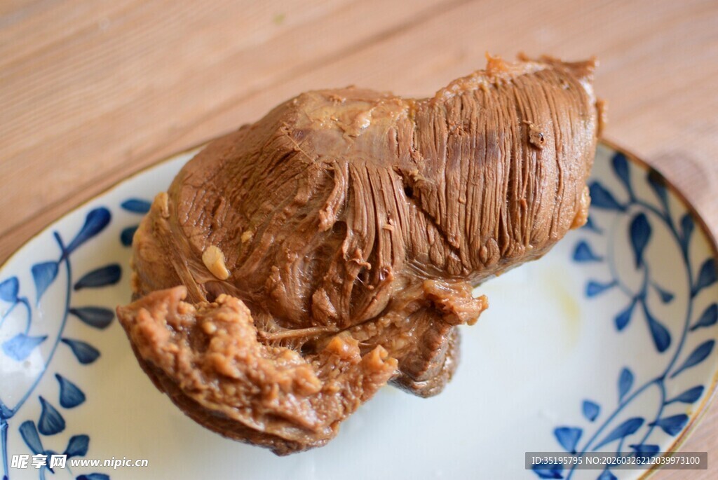 蓝白盘上的灵芝