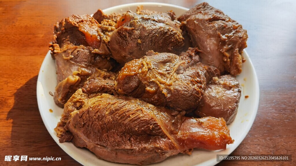 美味卤牛肉摆于盘中
