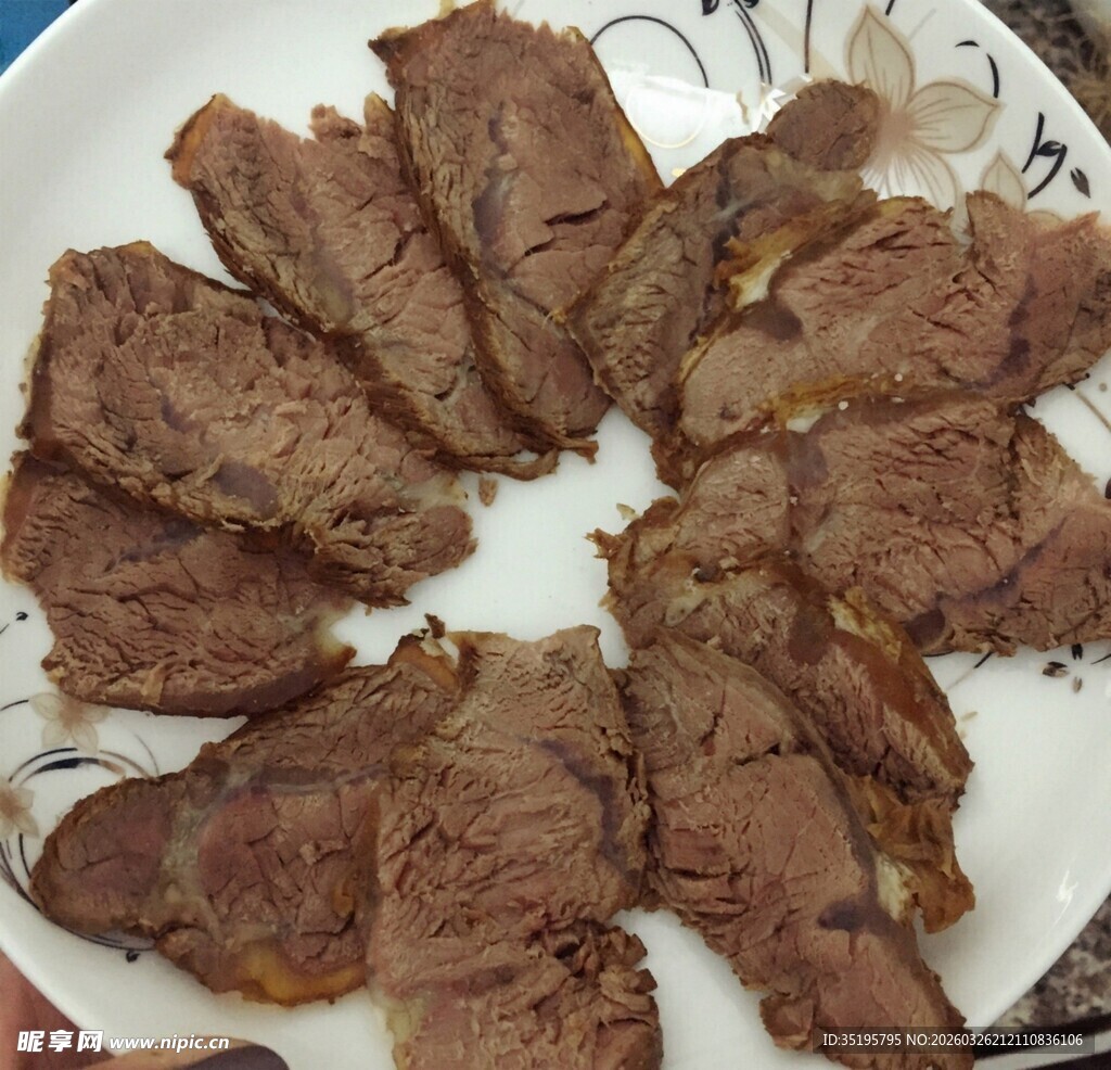 美味熟牛肉切片摆盘
