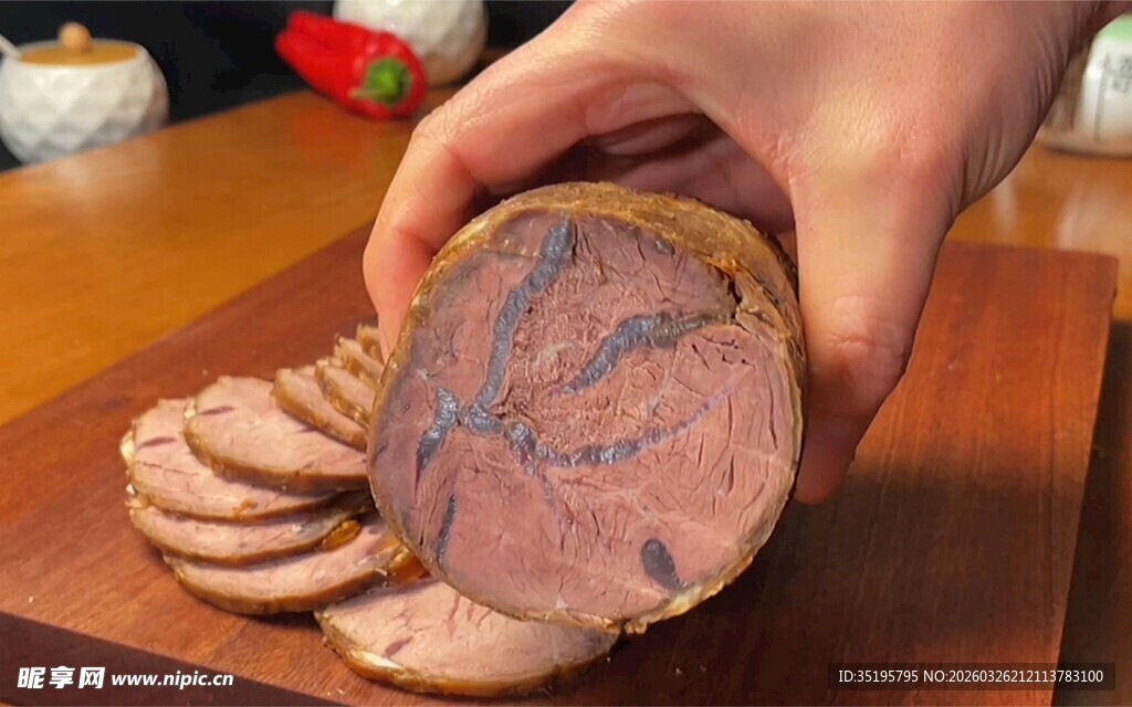 手捧切片美味风味肉肠