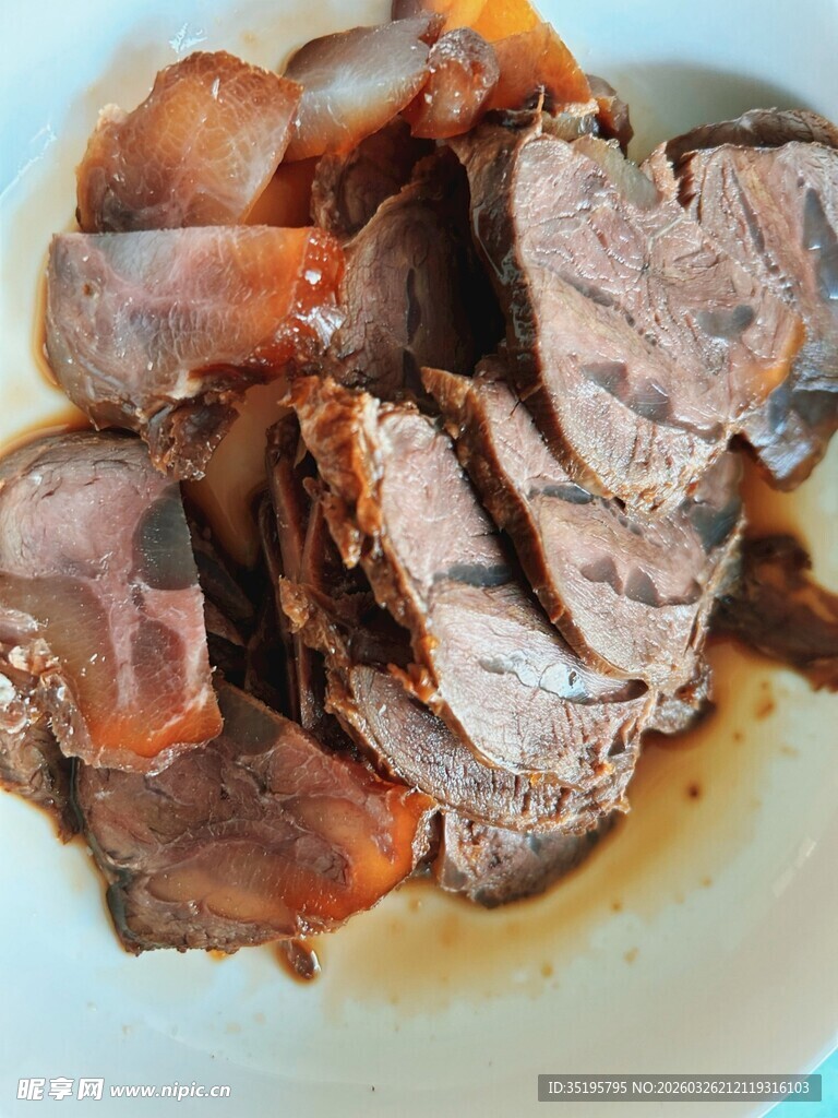 美味卤牛肉切片装盘