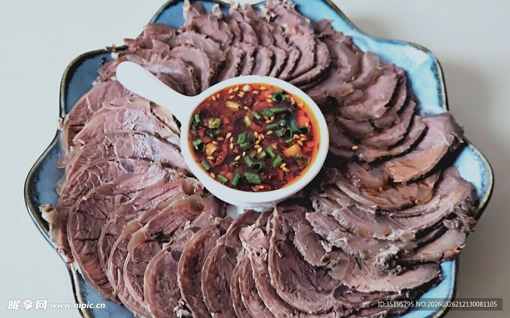 美味酱牛肉配特色蘸料