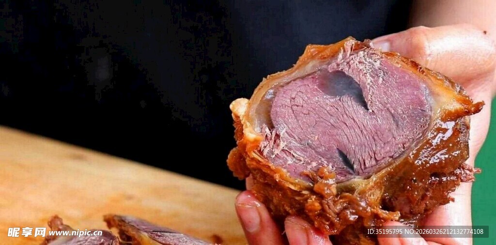 手捧美味熟牛肉特写