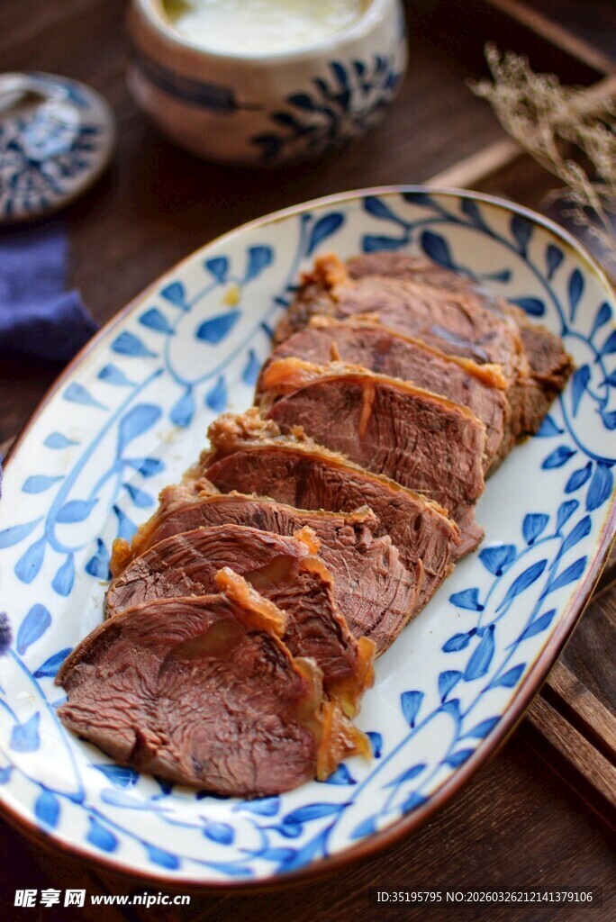 蓝白瓷盘上的美味酱牛肉