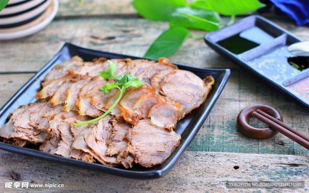 美味烤肉切片装盘