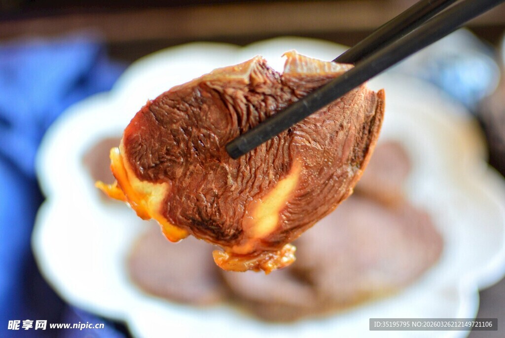 筷子夹起流心的美味食物