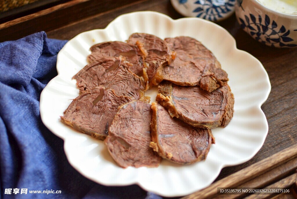 美味酱牛肉切片摆盘