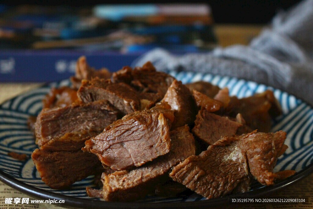 美味酱牛肉摆于盘中
