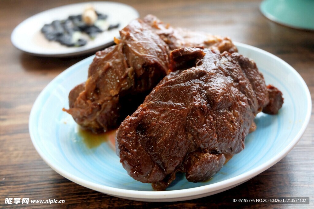 美味酱牛肉摆于盘中