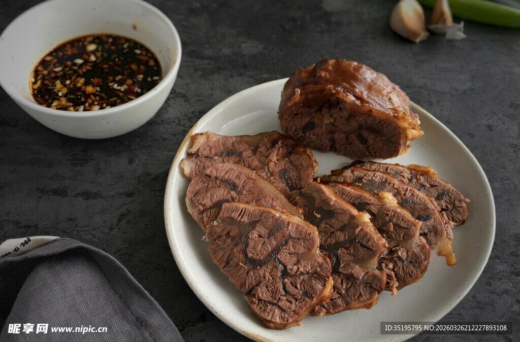 美味熟牛肉与蘸料特写