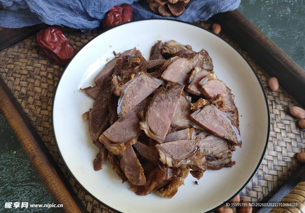 美味卤牛肉摆于瓷盘