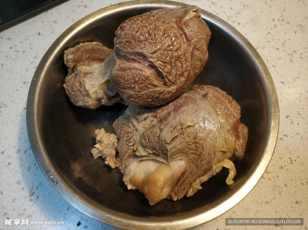 碗中熟制的褐色肉块