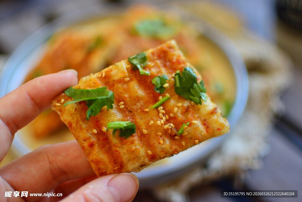 美味酥脆辣条被手拿