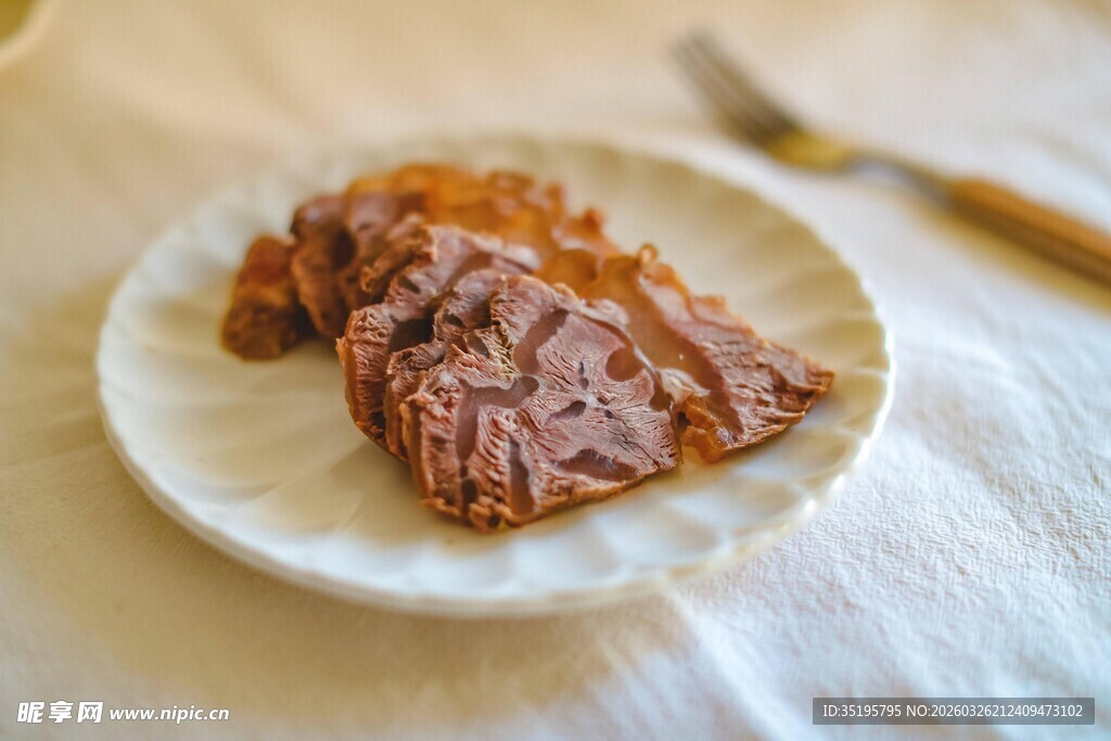 美味酱牛肉摆于白盘