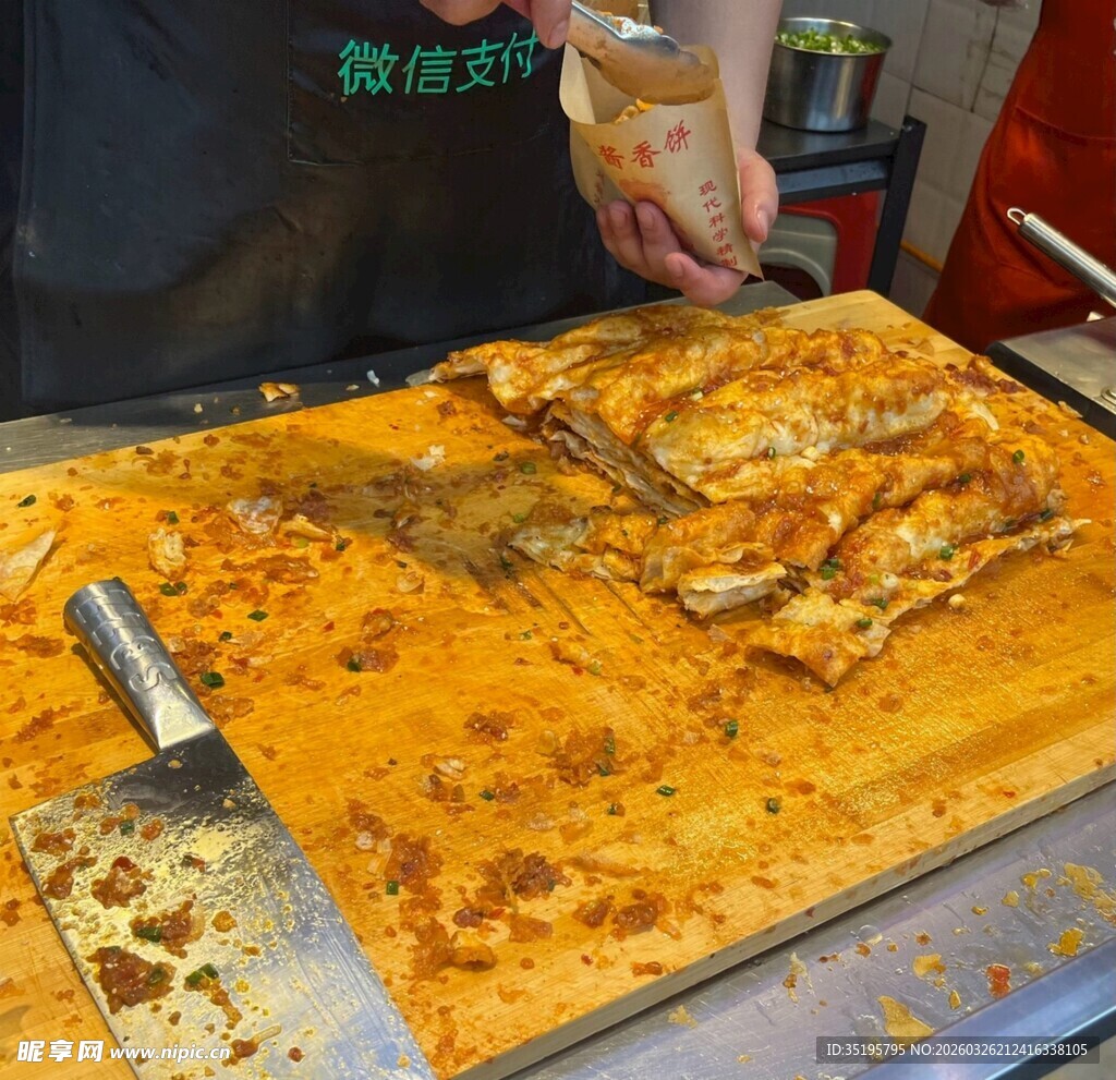 街头美味烤冷面制作现场