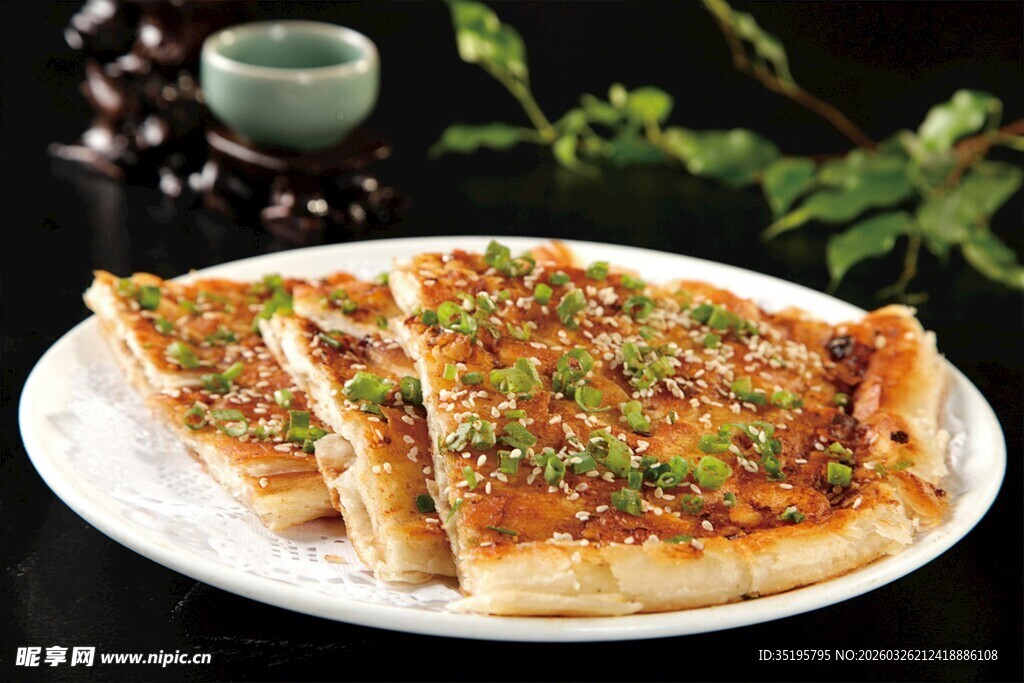 美味酱香饼摆于白盘上