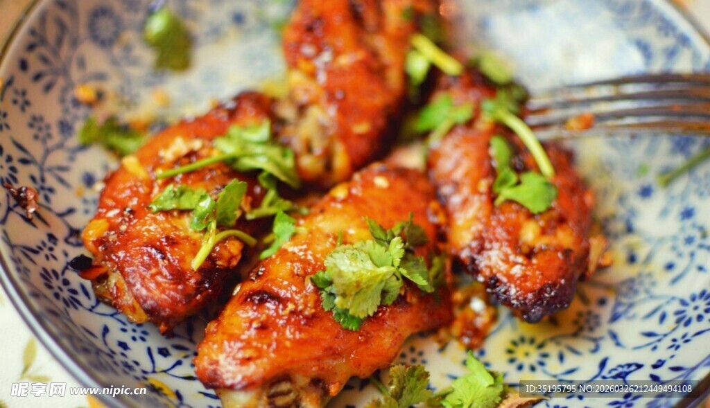 香煎鸡翅配清新香草