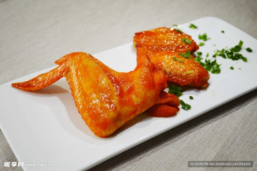美味烤鸡翅摆于白盘上