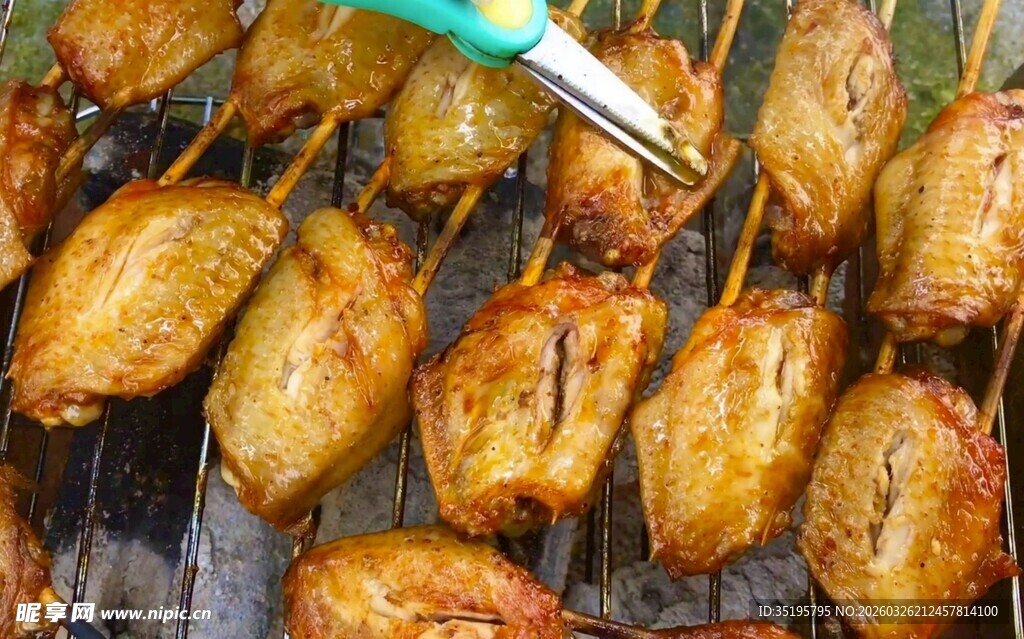 美味烤鸡翅诱人烤制中