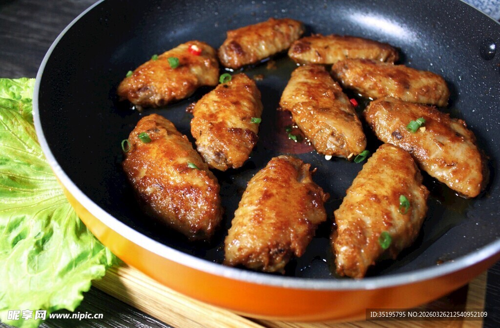 锅中煎制的美味鸡翅