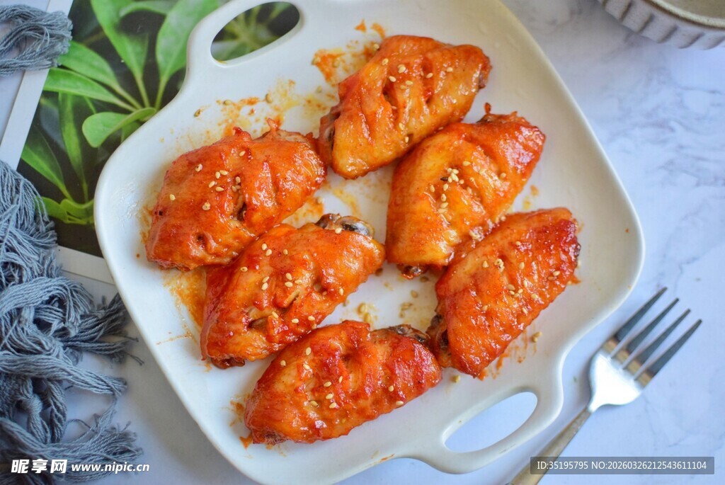美味烤鸡翅摆于盘中