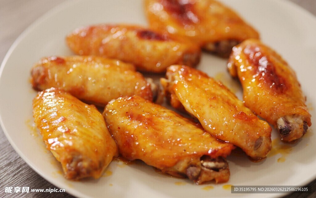 美味烤鸡翅摆于盘中