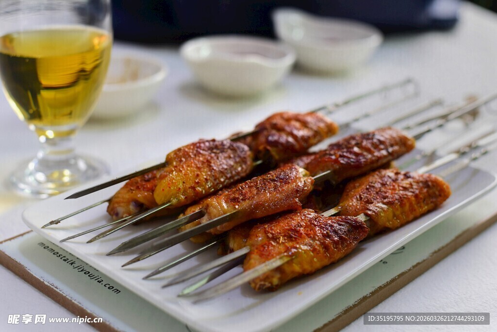 美味烤串搭配金黄饮品