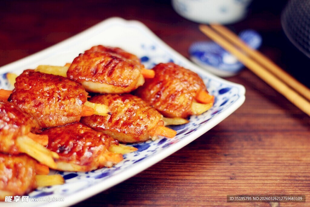 美味烤鸡翅摆于精致盘上