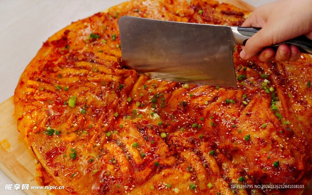 手用刮板制作美味披萨