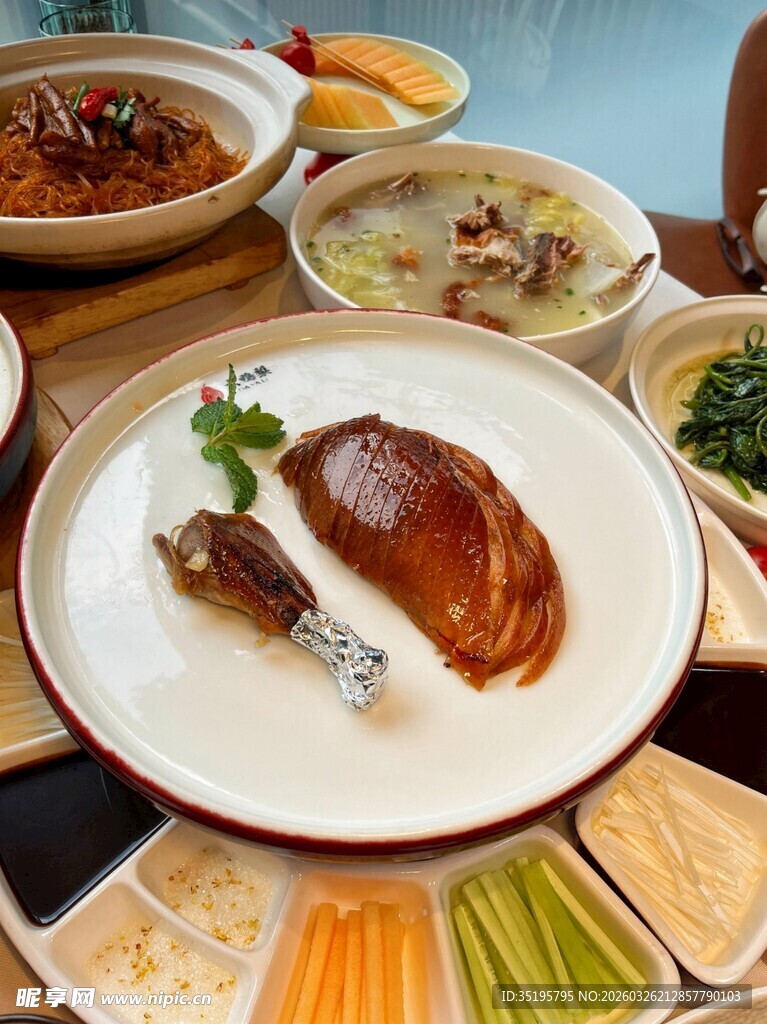 丰盛中式美食拼盘