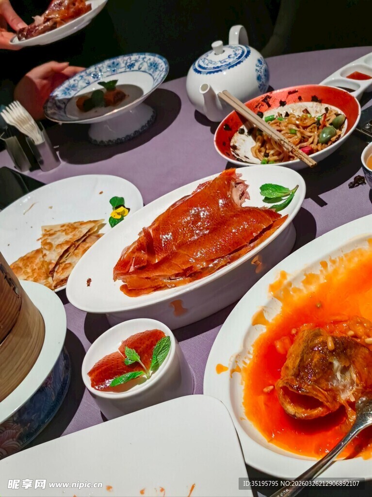 丰盛中式菜肴摆桌