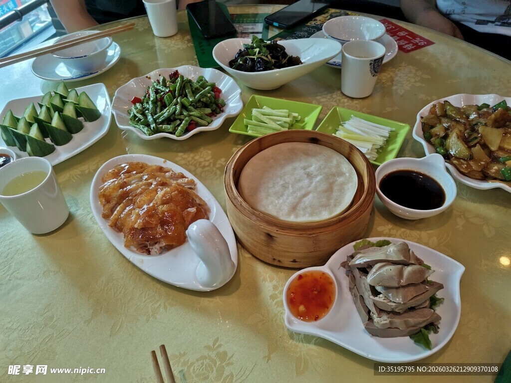 丰盛中式菜肴摆满一桌