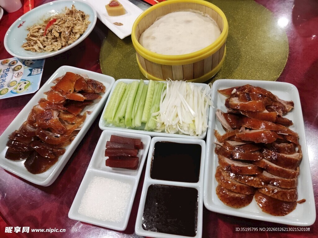 丰盛中式美食拼盘