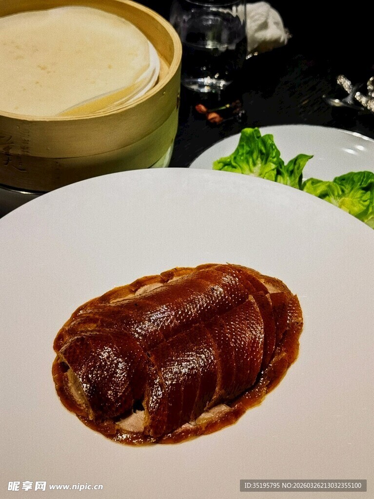 美味烤鸭置于精致白盘上