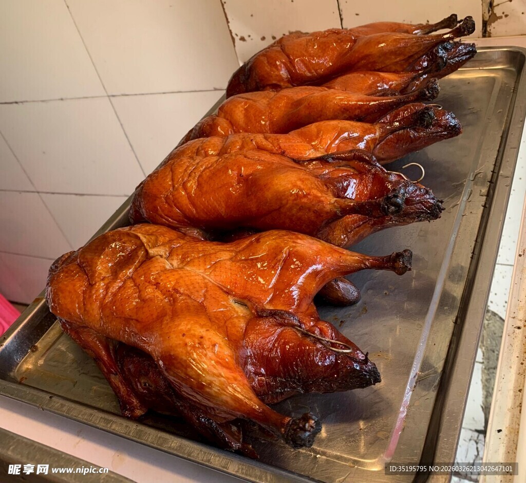 烤炉边的美味烤鸭